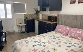 Brand New Studio Apartment With Beautiful Kitchen-Close To Liverpool City Centre